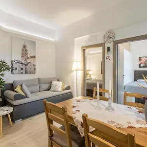 Palomia A Apartment Split